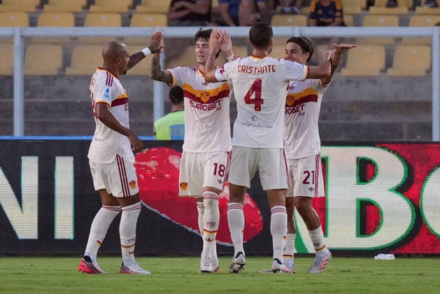 IPA87979452 - Matias Soule of AS Roma celebrates with his teammates after scoring a goal during the US Lecce vs. AS Roma Italian Serie A soccer match in Lecce, Italy, on August 31, 2026  Copyright: xEmmanuelexMastrodonato IPAxSportx xx 87979452