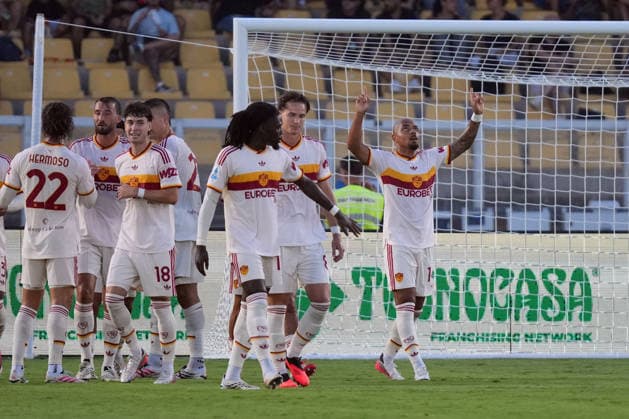 IPA87979443 - Donyell Malen of AS Roma celebrates after scoring a goal during the US Lecce vs. AS Roma Serie A soccer match in Lecce, Italy, on August 31, 2026  Copyright: xEmmanuelexMastrodonato IPAxSportx xx 87979443