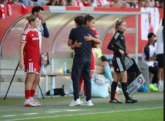 Fussball, Frauen, Google Pixel Frauen Bundesliga, 2.Spieltag, Saison 2026 2027, FC Bayern München - 1.FSV Mainz 05, Campus Jose Barcala, Trainer (FC Bayern München) umarmt Lena Oberdorf (FC Bayern München) vor ihrer Einwechslung, wünscht viel Glück *** Soccer, Women, Google Pixel Women s Bundesliga, Matchday 2, 2026–2027 Season, FC Bayern Munich 1 vs. FSV Mainz 05, Jose Barcala Campus, FC Bayern Munich s coach hugs Lena Oberdorf before she enters the game, wishing her good luck