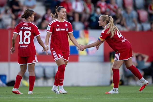 Momoko Tanikawa (FC Bayern Muenchen Frauen, 18) und Glodis Perla Viggosdottir (FC Bayern Muenchen Frauen, 04) begruessen Lena Oberdorf (FC Bayern Muenchen Frauen, 08) bei ihrem Comeback auf dem Platz GER, FC Bayern Muenchen Frauen vs. 1. FSV Mainz 05, Fussball, Google Pixel Frauen-Bundesliga, 2. Spieltag, Saison 2026 2027, 31.08.2026 (DFL DFB REGULATIONS PROHIBIT ANY USE OF PHOTOGRAPHS as IMAGE SEQUENCES and or QUASI-VIDEO). Foto: HMB Media Heike Feiner *** Momoko Tanikawa (FC Bayern Munich Women, 18) and Glodis Perla Viggosdottir (FC Bayern Munich Women, 04) welcome Lena Oberdorf (FC Bayern Munich Women, 08) back on the field GER, FC Bayern Munich Women vs. 1 FSV Mainz 05, Soccer, Google Pixel Women’s Bundesliga, Matchday 2, 2026–2027 Season, August 31, 2026 DFL DFB REGULATIONS PROHIBIT ANY USE OF PHOTOGRAPHS as IMAGE SEQUENCES and or QUASI-VIDEO Photo: HMB Media, Heike Feiner Copyright: HMBxMedia HeikexFeiner