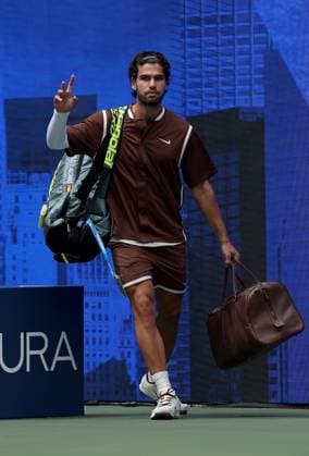 Carlos Alcaraz of Spain enters court 2026 US Open, Day Two, USTA Billie Jean King National Tennis Center, New York, USA - 31 Aug 2026New York USTA Billie Jean King National T New York (NY) United States of America EDITORIAL USE ONLY No use with unauthorised audio, video, data, fixture lists, club league logos or live services. Online in-match use limited to 120 images, no video emulation. No use in betting, games or single club league player publications.  Copyright: xEllaxLing Shutterstockx 17124549g