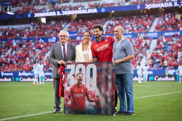 August 31, 2026, Pamplona, Navarra, Spain: Ruben Garcia of CA Osasuna gets a tribute from CA Osasuna for playing for CA Osasuna 300 matches prior to the LaLiga EA Sports match between CA Osasuna and Getafe CF at El Sadar on August 31, 2026, in Pamplona, Spain. Pamplona Spain - ZUMAa181 20260831_zaa_a181_065 Copyright: xRicardoxLarreinax