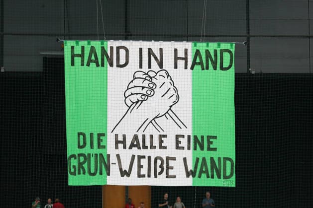 Handball, HBL2: SC DHfK Leipzig - GWD Minden; 31.08.2026 Banner Fahne der Fans mit dem Spruch: HAND IN HAND - DIE HALLE EINE GRÜN-WEIßE WAND. Symbolbild, Feature, Zusammenhalt. Handball, 2. Bundesliga, Saison 2026 2027, 1. Spieltag: SC DHfK Leipzig vs. GWD Minden am 31.08.2026 in der Quarterback Immobilien Arena Leipzig. *** Handball, HBL2 SC DHfK Leipzig vs. GWD Minden, August 31, 2026. Fan banner with the slogan HAND IN HAND, THE ARENA—A GREEN AND WHITE WALL. Symbolic image, feature, team spirit, handball, 2nd Bundesliga, 2026–2027 season, Matchday 1: SC DHfK Leipzig vs. GWD Minden on August 31, 2026, at the Quarterback Immobilien Arena Leipzig Copyright: xBEAUTIFULxSPORTS JanxKaeferx