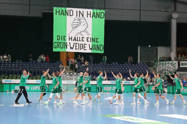 Handball, HBL2 SC DHfK Leipzig vs. GWD Minden, August 31, 2026 The SC DHfK Leipzig team high-fives each other during warm-ups. Above the team, a fan banner reads: HAND IN HAND, THE ARENA—A GREEN AND WHITE WALL. Symbolic image, Feature, Team Spirit, Handball, 2nd Bundesliga, 2026–2027 Season, Matchday 1: SC DHfK Leipzig vs. GWD Minden on August 31, 2026, at the Quarterback Immobilien Arena Leipzig Copyright: xBEAUTIFULxSPORTS JanxKaeferx
