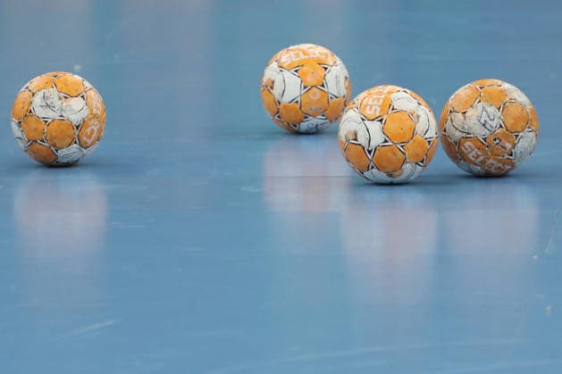 Handball, HBL2 SC DHfK Leipzig vs. GWD Minden, August 31, 2026. Several yellow-and-white handballs lie ready on the blue court. Stock photo, Feature: Handball, 2nd Bundesliga, 2026–2027 season, Matchday 1: SC DHfK Leipzig vs. GWD Minden on August 31, 2026, at the Quarterback Immobilien Arena in Leipzig Copyright: xBEAUTIFULxSPORTS JanxKaeferx
