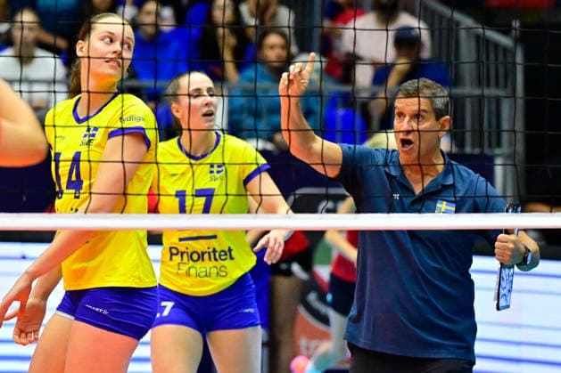 L-R Hanna Hellvig, Anna Haak and coach Lorenzo Micelli (all SWE) during the Women s European Volleyball Championship, EuroVolley 2026, Round of 16, Czechia vs Sweden in Brno, Czech Republic, August 31, 2026. (CTKxPhoto VaclavxSalek) CTKPhotoP2026083106647  CTKPhotoP2026083106647