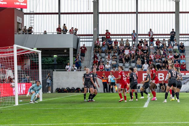 Mamiko Matsumoto (Torfrau, 1. FSV Mainz 05, 01) und ihre Vorderleute muessen hier das Tor zum 2:0 - Endstand durch Vanessa Gilles (FC Bayern Muenchen Frauen, 02) hinnehmen GER, FC Bayern Muenchen Frauen vs. 1. FSV Mainz 05, Fussball, Google Pixel Frauen-Bundesliga, 2. Spieltag, Saison 2026 2027, 31.08.2026 (DFL DFB REGULATIONS PROHIBIT ANY USE OF PHOTOGRAPHS as IMAGE SEQUENCES and or QUASI-VIDEO). Foto: HMB Media Heike Feiner *** Mamiko Matsumoto, goalkeeper for 1. FSV Mainz 05 (01), and her teammates had to concede the goal that sealed the 2–0 final score by Vanessa Gilles of FC Bayern Munich Women (02) GER, FC Bayern Munich Women vs. 1. FSV Mainz 05, Soccer, Google Pixel Women’s Bundesliga, Matchday 2, 2026–2027 Season, August 31, 2026. DFL and DFB regulations prohibit any use of photographs as image sequences and or quasi-video. Photo: HMB Media, Heike Feiner Copyright: HMBxMedia HeikexFeiner
