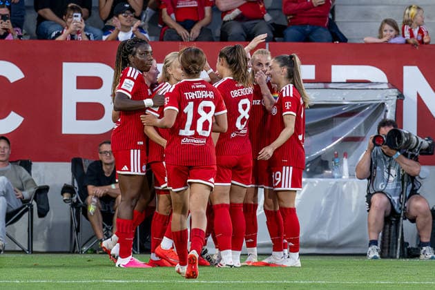 Die Muenchnerinnen bejubeln mit Vanessa Gilles (FC Bayern Muenchen Frauen, 02) deren Tor zum 2:0 - Endstand GER, FC Bayern Muenchen Frauen vs. 1. FSV Mainz 05, Fussball, Google Pixel Frauen-Bundesliga, 2. Spieltag, Saison 2026 2027, 31.08.2026 (DFL DFB REGULATIONS PROHIBIT ANY USE OF PHOTOGRAPHS as IMAGE SEQUENCES and or QUASI-VIDEO). Foto: HMB Media Heike Feiner *** The Munich women celebrate with Vanessa Gilles of FC Bayern Munich Women, 02, after her goal that sealed the 2–0 final score GER, FC Bayern Munich Women vs. 1 FSV Mainz 05, Soccer, Google Pixel Women s Bundesliga, Matchday 2, 2026–2027 season, August 31, 2026. DFL and DFB regulations prohibit any use of photographs as image sequences and or quasi-video. Photo: HMB Media, Heike Feiner Copyright: HMBxMedia HeikexFeiner