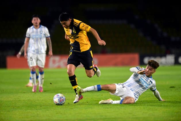 Futbol, Coquimbo Unido vs Huachipato. Fecha 21, Liga de primera 2026. El jugador de Coquimbo Unido Francisco Salinas, centro, disputa el balon contra Maicol Leon de Huachipato durante un partido de la liga de primera disputado en el estadio Francisco Sanchez Rumoroso en Coquimbo, Chile. 30 08 2026 Alejandro Pizarro Ubilla Photosport Football, Coquimbo Unido vs Huachipato. 21th date, 2026 First division league. Coquimbo Unido™s player Francisco Salinas, center, challenges for the ball against Maicol Leon of Huachipato during a first league match played at the Francisco Sanchez Rumoroso stadium in Coquimbo, Chile. 30 08 2026 Alejandro Pizarro Ubilla Photosport Coquimbo Unido vs Huachipato, campeonato 2026 