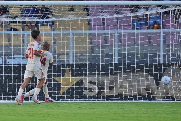 IPA87979881 - Donyell Malen of AS Roma scores a goal to make the score 0-2 during the US Lecce vs. AS Roma Serie A soccer match in Lecce, Italy, on August 31, 2026  Copyright: xEmmanuelexMastrodonato IPAxSportx xx 87979881