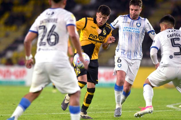Futbol, Coquimbo Unido vs Huachipato. Fecha 21, Liga de primera 2026. El jugador de Coquimbo Unido Pablo Rodriguez, centro, disputa el balon contra Rafael Caroca de Huachipato durante un partido de la liga de primera disputado en el estadio Francisco Sanchez Rumoroso en Coquimbo, Chile. 30 08 2026 Alejandro Pizarro Ubilla Photosport Football, Coquimbo Unido vs Huachipato. 21th date, 2026 First division league. Coquimbo Unido™s player Pablo Rodriguez, center, challenges for the ball against Rafael Caroca of Huachipato during a first league match played at the Francisco Sanchez Rumoroso stadium in Coquimbo, Chile. 30 08 2026 Alejandro Pizarro Ubilla Photosport Coquimbo Unido vs Huachipato, campeonato 2026 
