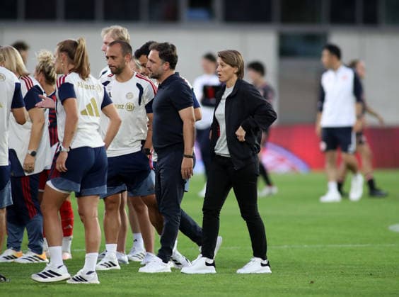Fussball, Frauen, Google Pixel Frauen Bundesliga, 2.Spieltag, Saison 2026 2027, FC Bayern München - 1.FSV Mainz 05, Campus Jose Barcala, Trainer (FC Bayern München) (li.) mit Bianca Rech, Direktorin Frauenfußball (FC Bayern München) (re.) nach dem Spiel auf dem Spielfeld *** Soccer, Women, Google Pixel Women s Bundesliga, Matchday 2, 2026–2027 Season, FC Bayern Munich 1 vs. FSV Mainz 05, Jose Barcala Campus, FC Bayern Munich coach (left) with Bianca Rech, director of women s soccer at FC Bayern Munich (right), on the field after the game