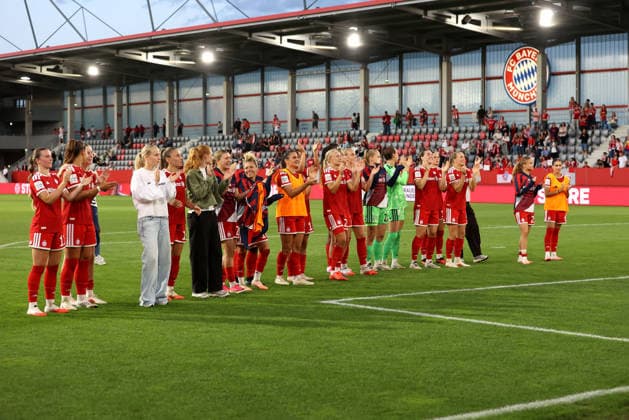 Fussball, Frauen, Google Pixel Frauen Bundesliga, 2.Spieltag, Saison 2026 2027, FC Bayern München - 1.FSV Mainz 05, Campus Die Mannschaft des FC Bayern München Frauen nach dem Spiel bei Feiern bei den Fans vor der Kurve *** Soccer, Women, Google Pixel Women s Bundesliga, Matchday 2, 2026–2027 Season, FC Bayern Munich 1, FSV Mainz 05, Campus: The FC Bayern Munich women s team celebrating with fans in front of the stands after the game
