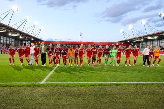 Die Spielerinnen des FC Bayern Muenchen feiern den SIeg mit den Fans, Emotionen, Freude, GER, FC Bayern Muenchen vs. 1. FSV Mainz 05, Fussball, Google Pixel Frauen-Bundesliga, 2. Spieltag, Saison 2026 2027, 31.08.2026, DFL DFB REGULATIONS PROHIBIT ANY USE OF PHOTOGRAPHS as IMAGE SEQUENCES and or QUASI-VIDEO, GER, FC Bayern Muenchen vs. 1. FSV Mainz 05, Fussball, Google Pixel Frauen-Bundesliga, 2. Spieltag, Saison 2026 2027, 31.08.2026 Muenchen *** The FC Bayern Munich women s team celebrates their victory with the fans—emotions, joy, GER, FC Bayern Munich vs. 1. FSV Mainz 05, soccer, Google Pixel Women s Bundesliga, Matchday 2, 2026–2027 season, August 31, 2026, DFL and DFB regulations prohibit any use of photographs as image sequences and or quasi-video, GER, FC Bayern Munich vs. 1. FSV Mainz 05, soccer, Google Pixel Women’s Bundesliga, Matchday 2, 2026–2027 season, August 31, 2026, Munich Copyright: xEibner-Pressefoto JennixMaulx EP_JML