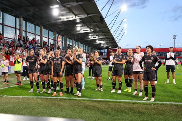 Die enttaeuschten Spielerinnen vom 1. FSV Mainz 05 bei den Fans, Emotionen, GER, FC Bayern Muenchen vs. 1. FSV Mainz 05, Fussball, Google Pixel Frauen-Bundesliga, 2. Spieltag, Saison 2026 2027, 31.08.2026, DFL DFB REGULATIONS PROHIBIT ANY USE OF PHOTOGRAPHS as IMAGE SEQUENCES and or QUASI-VIDEO, GER, FC Bayern Muenchen vs. 1. FSV Mainz 05, Fussball, Google Pixel Frauen-Bundesliga, 2. Spieltag, Saison 2026 2027, 31.08.2026 Muenchen *** The disappointed players from 1 FSV Mainz 05 among the fans, emotions, GER, FC Bayern Munich vs. 1 FSV Mainz 05, soccer, Google Pixel Women s Bundesliga, Matchday 2, 2026–2027 season, August 31, 2026, DFL and DFB regulations prohibit any use of photographs as image sequences and or quasi-video, GER, FC Bayern Munich vs. 1. FSV Mainz 05, Soccer, Google Pixel Women’s Bundesliga, Matchday 2, 2026–2027 Season, August 31, 2026, Munich Copyright: xEibner-Pressefoto JennixMaulx EP_JML