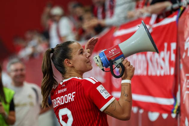 Lena Oberdorf (FC Bayern Muenchen, 08) mit Megaphone bei den Fans, Emotionen, Freude, GER, FC Bayern Muenchen vs. 1. FSV Mainz 05, Fussball, Google Pixel Frauen-Bundesliga, 2. Spieltag, Saison 2026 2027, 31.08.2026, DFL DFB REGULATIONS PROHIBIT ANY USE OF PHOTOGRAPHS as IMAGE SEQUENCES and or QUASI-VIDEO, GER, FC Bayern Muenchen vs. 1. FSV Mainz 05, Fussball, Google Pixel Frauen-Bundesliga, 2. Spieltag, Saison 2026 2027, 31.08.2026 Muenchen *** Lena Oberdorf, FC Bayern Munich, No. 08 with a megaphone among the fans, emotions, joy, GER, FC Bayern Munich vs. 1. FSV Mainz 05, soccer, Google Pixel Women s Bundesliga, Matchday 2, 2026–2027 season, August 31, 2026, DFL and DFB regulations prohibit any use of photographs as image sequences and or quasi-video, GER, FC Bayern Munich vs. 1. FSV Mainz 05, soccer, Google Pixel Women’s Bundesliga, Matchday 2, 2026–2027 season, August 31, 2026, Munich Copyright: xEibner-Pressefoto JennixMaulx EP_JML