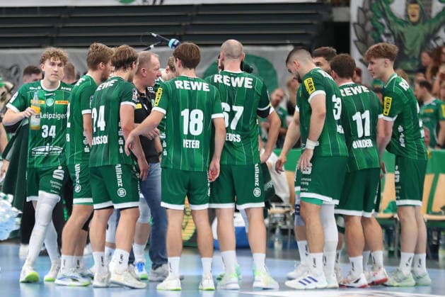 Handball, HBL2: SC DHfK Leipzig vs. GWD Minden, August 31, 2026. Head coach Frank Carstens of SC DHfK Leipzig and his team during a timeout. Handball, 2nd Bundesliga, 2026–2027 season, Matchday 1: SC DHfK Leipzig vs. GWD Minden on August 31, 2026, at the Quarterback Immobilien Arena Leipzig Copyright: xBEAUTIFULxSPORTS JanxKaeferx