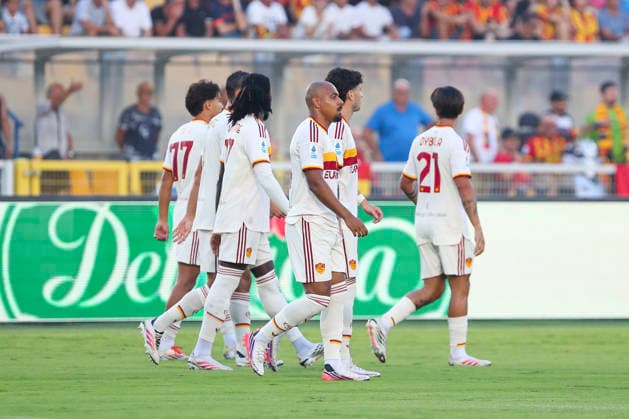 Donyell Malen of AS Roma celebrates the goal scored with his team mates during the serie A match between US Lecce and AS Roma at Ettore Giardiniero - Via del Mare stadium in Lecce (Italy), August 31, 2026. massimilianoxcarnabuci