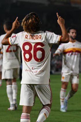 IPA87980466 - Rodrigo Mora (AS Roma) celebrates after scoring a goal during the US Lecce vs. AS Roma Italian Serie A soccer match in Lecce, Italy, on August 31, 2026  Copyright: xPasqualexGolia IPAxSportx xx 87980466