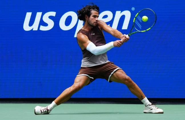 Carlos Alcaraz in first round action 2026 US Open, Day Two, USTA Billie Jean King National Tennis Center, New York, USA - 31 Aug 2026New York USTA Billie Jean King National T New York (NY) United States of America EDITORIAL USE ONLY No use with unauthorised audio, video, data, fixture lists, club league logos or live services. Online in-match use limited to 120 images, no video emulation. No use in betting, games or single club league player publications.  Copyright: xJavierxGarcia Shutterstockx 17124548af