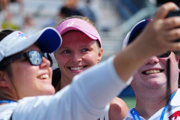 Harriet Dart poses for a selfie with fans after her first round win 2026 US Open, Day Two, USTA Billie Jean King National Tennis Center, New York, USA - 31 Aug 2026New York USTA Billie Jean King National T New York (NY) United States of America EDITORIAL USE ONLY No use with unauthorised audio, video, data, fixture lists, club league logos or live services. Online in-match use limited to 120 images, no video emulation. No use in betting, games or single club league player publications.  Copyright: xJavierxGarcia Shutterstockx 17124548ah
