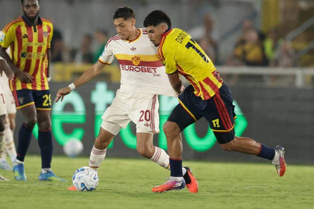 SOCCER - Serie A - US Lecce vs. AS Roma Photo by IPA ABACAPRESS.COM87980467 - Roma s Argentine defender Nahuel Molina battles for the ball with Lecce s Portuguese defender Danilo Veiga during the Serie A soccer match between Lecce and AS Roma at the Via Del Mare Ettore Giardiniero Stadium in Lecce on August 31, 2026. Lecce Italy  Copyright: xIPAxSport ABACAx