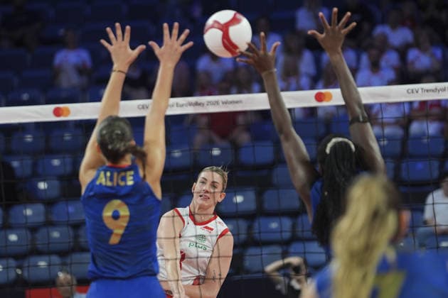 Poland v Portugal - CEV EuroVolley 2026 ISTANBUL, TURKIYE - AUGUST 31: Magdalena Stysiak (C) of Poland in action against Alice Clemente (9) of Portugal during the 2026 CEV Women s European Volleyball Championship Round of 16 match between Poland and Portugal at Sinan Erdem Sports Hall in Istanbul, Turkiye, on August 31, 2026. Beyza Comert Anadolu Istanbul Turkey. Editorial use only. Please get in touch for any other usage.  Copyright: x2026xAnadoluxBeyzaxComertx
