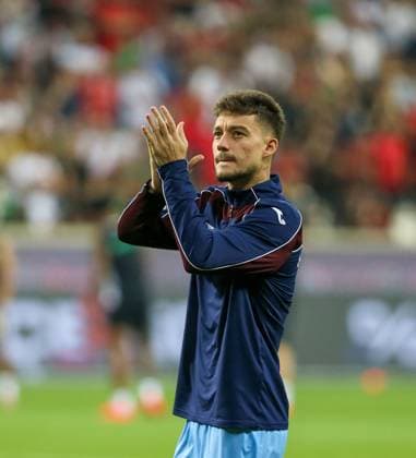 Amed Sportif Faaliyetler v Trabzonspor - Turkish Super Lig DIYARBAKIR, TURKIYE - AUGUST 31: Ernest Muci (7) of Trabzonspor greets fans ahead of the Turkish Super Lig Week 3 match between Amed Sportif Faaliyetler and Trabzonspor at Diyarbakir Stadium in Diyarbakir, Turkiye, on August 31, 2026. Osman Bilgin Anadolu Diyarbakir Turkey. Editorial use only. Please get in touch for any other usage.  Copyright: x2026xAnadoluxOsmanxBilginx