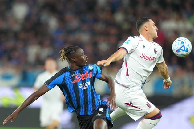 Atalanta s Odilon Kossounou fights for the ball with Bologna s Roberto Piccoli during the Serie A soccer match between Atalanta and Bologna the New Balance Arena in Bergamo, north Italy - Monday , August 31 , 2026. - Soccer  Copyright: xSpada LaPressex