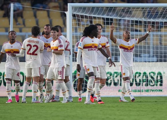 US Lecce v AS Roma - Serie A 2026 27 Donyell Malen of AS Roma celebrates a goal during the Serie A match between US Lecce and AS Roma in Lecce, Italy, on August 31, 2026. Lecce Italy  Copyright: xGabrielexMaricchiolox originalFilename:maricchiolo-usleccev260831_npsQ9.jpg
