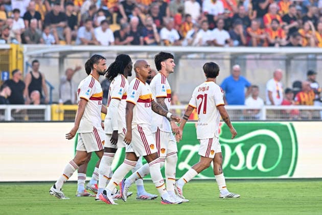 Foto IPP Marco Verri Lecce 31 08 26 Calcio Campionato Serie A 2026 2027 Lecce-Roma nella foto Donyell Malen, attaccante della Roma, esulta con i compagni dopo il gol dello 0 a 1 Italy Photo Press - World Copyright Lecce italy Italy ITALY  Copyright: xR4924_italyphotopressx