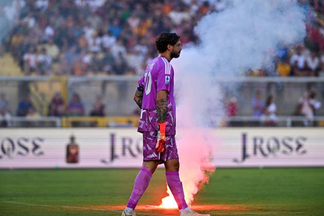 Foto IPP Marco Verri Lecce 31 08 26 Calcio Campionato Serie A 2026 2027 Lecce-Roma nella foto lancio di fumogeni da parte degli ultras del Lecce Italy Photo Press - World Copyright Lecce italy Italy ITALY  Copyright: xR4924_italyphotopressx