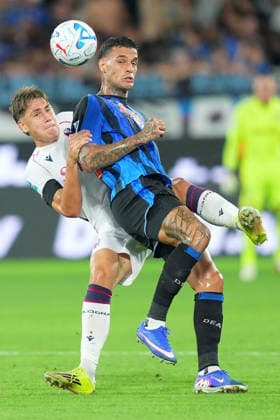 Atalanta s Gianluca Scamacca fights for the ball with Bologna s Eivind Helland during the Serie A soccer match between Atalanta and Bologna the New Balance Arena in Bergamo, north Italy - Monday , August 31 , 2026. - Soccer  Copyright: xSpada LaPressex