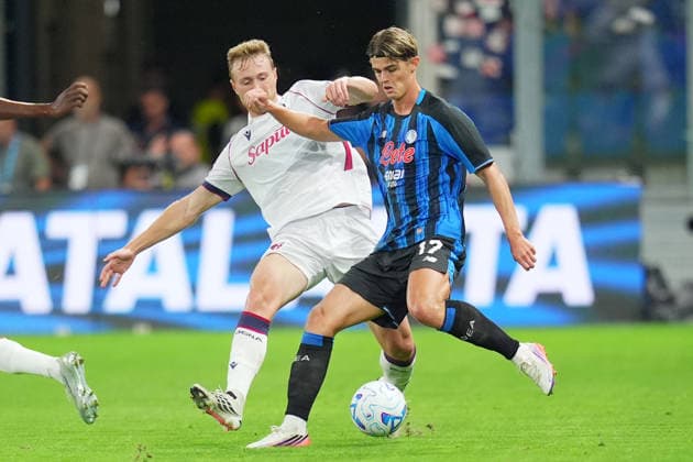 Atalanta s Charles De Ketelaere fights for the ball with Bologna s Tommaso Pobega i during the Serie A soccer match between Atalanta and Bologna the New Balance Arena in Bergamo, north Italy - Monday , August 31 , 2026. - Soccer  Copyright: xSpada LaPressex
