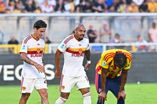 Foto IPP Marco Verri Lecce 31 08 26 Calcio Campionato Serie A 2026 2027 Lecce-Roma nella foto Paulo Dybala e Donyell Malen, attaccanti della Roma Italy Photo Press - World Copyright Lecce italy Italy ITALY  Copyright: xR4924_italyphotopressx