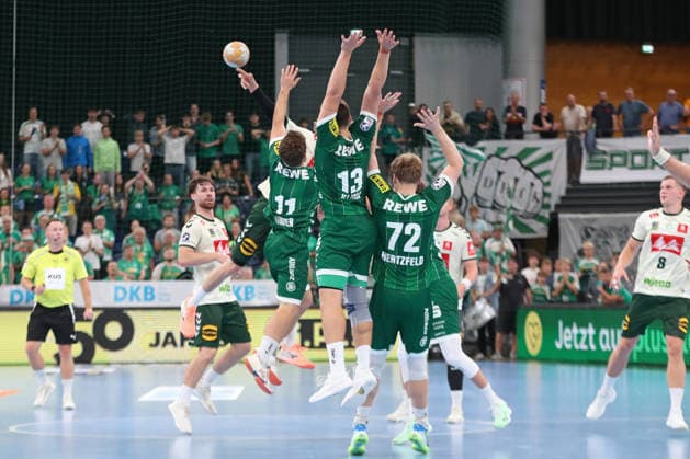 Handball, HBL2 SC DHfK Leipzig vs. GWD Minden, August 31, 2026: Lukas Binder 11 (SC DHfK Leipzig), Matej Klima 13 (SC DHfK Leipzig), and Tim Hertzfeld 72, SC DHfK Leipzig throws itself in front of the final shot of the game, securing a narrow victory. Handball, 2nd Bundesliga, 2026–2027 season, Matchday 1: SC DHfK Leipzig vs. GWD Minden on August 31, 2026, at the Quarterback Immobilien Arena Leipzig Copyright: xBEAUTIFULxSPORTS JanxKaeferx