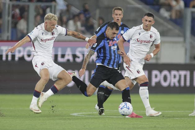 IPA87981318 - Gianluca Gaetano of Atalanta BC competes for the ball with Jens Odgaard of Bologna FC during the Atalanta BC vs. Bologna BFC game, a 2026-27 Enilive Serie A match at New Balance Arena in Bergamo (BG), Italy, on August 31, 2026.  Copyright: xDavidexCasentini IPAxSportx xx 87981318