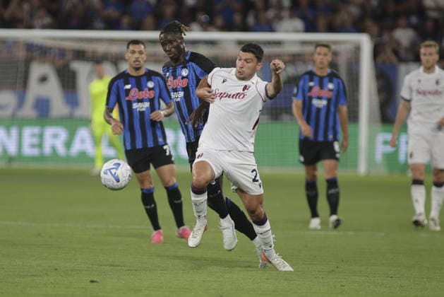 IPA87981334 - Nicolo Cambiaghi of Bologna FC battles for the ball with Odilon Kossounou of Atalanta BC during the Atalanta BC vs. Bologna BFC a 2026-27 Enilive Serie A match at the New Balance Arena in Bergamo (BG), Italy, on August 31, 2026.  Copyright: xDavidexCasentini IPAxSportx xx 87981334