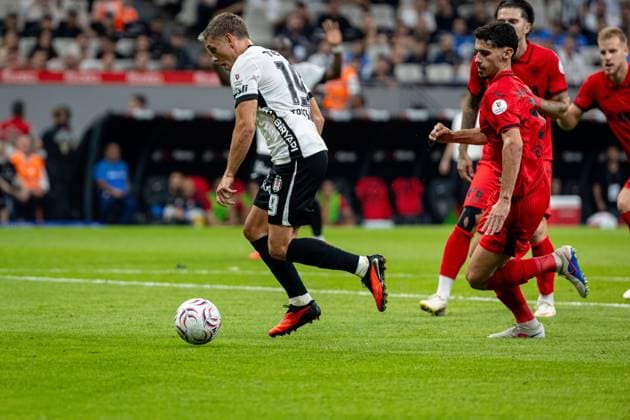 Besiktas JK vs Corum FK Trendyol Super League 3rd week Leandro Trossard of Besiktas JK in action during the Trendyol Super League 3nd week match between Besiktas JK and Corum FK at Tupras Stadium on August 31th, 2026. Istanbul Turkey  Copyright: xBurakxBasturkx