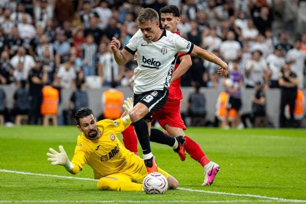 Besiktas JK vs Corum FK Trendyol Super League 3rd week Leandro Trossard of Besiktas JK controls the ball during the Trendyol Super League 3nd week match between Besiktas JK and Corum FK at Tupras Stadium on August 31th, 2026. Istanbul Turkey  Copyright: xBurakxBasturkx