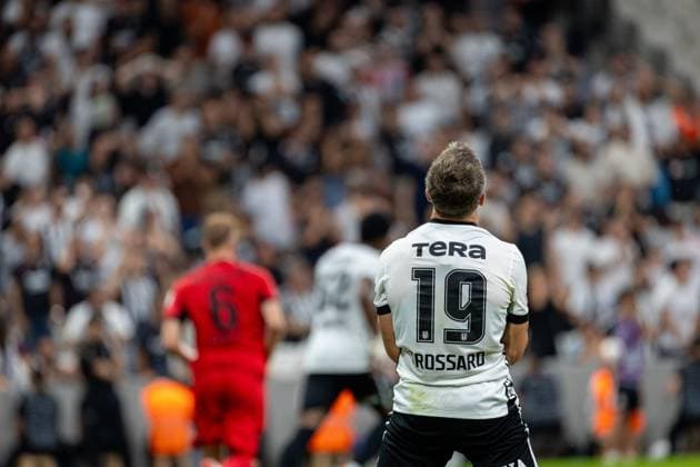 Besiktas JK vs Corum FK Trendyol Super League 3rd week Leandro Trossard of Besiktas JK displayes his frustration during the Trendyol Super League 3nd week match between Besiktas JK and Corum FK at Tupras Stadium on August 31th, 2026. Istanbul Turkey  Copyright: xBurakxBasturkx