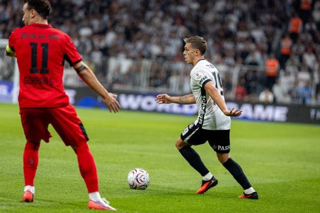 Besiktas JK vs Corum FK Trendyol Super League 3rd week Leandro Trossard of Besiktas JK in action during the Trendyol Super League 3nd week match between Besiktas JK and Corum FK at Tupras Stadium on August 31th, 2026. Istanbul Turkey  Copyright: xBurakxBasturkx
