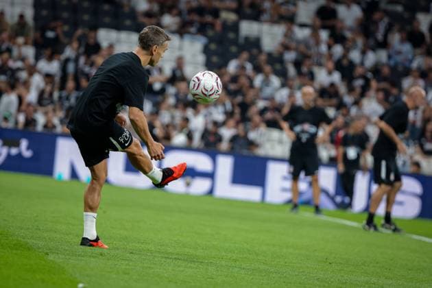 Besiktas JK vs Corum FK Trendyol Super League 3rd week Leandro Trossard of Besiktas JK warms up prior to the Trendyol Super League 3nd week match between Besiktas JK and Corum FK at Tupras Stadium on August 31th, 2026. Istanbul Turkey  Copyright: xBurakxBasturkx