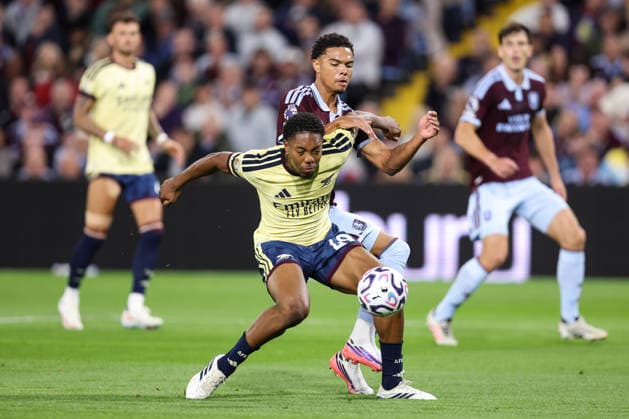 Aston Villa gegen Arsenal, 31. August 2026, Aston Premier League Fußball Aston Villa gegen Arsenal Myles Lewis Skelly von Arsenal und Boubacar Kamara von Aston Villa Foto: Charlotte Wilson Offside Aston UK  Copyright: xCharlottexWilsonx xOffsidexOffside