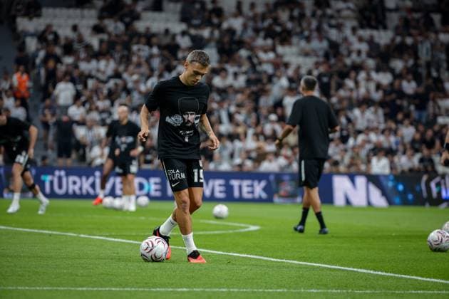 Besiktas JK vs Corum FK Trendyol Super League 3rd week Leandro Trossard of Besiktas JK warms up prior to the Trendyol Super League 3nd week match between Besiktas JK and Corum FK at Tupras Stadium on August 31th, 2026. Istanbul Turkey  Copyright: xBurakxBasturkx