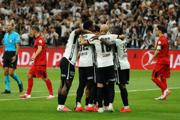August 31, 2026, Besiktas, Istanbul, Turkey: Dusan Vlahovic of Besiktas celebrates with his teammates after scoring his team s second goal during the Turkish Super League 2026 27 match between Besiktas vs Corum at Besiktas Park in Istanbul, Turkey, on August 31, 2026. Turkish Super League 2026 27 - Besiktas Vs Corum  - ZUMAu194 20260831_zip_u194_014 Copyright: xTolgaxUluturkx