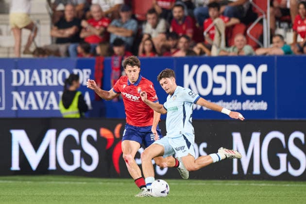 August 31, 2026, Pamplona, Navarra, Spain: Abel Bretones of CA Osasuna competes for the ball with Alberto Risco Alcantara of Getafe CF during the LaLiga EA Sports match between CA Osasuna and Getafe CF at El Sadar on August 31, 2026, in Pamplona, Spain. Pamplona Spain - ZUMAa181 20260831_zaa_a181_097 Copyright: xRicardoxLarreinax