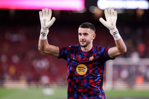 August 31, 2026, Barcelona, Barcelona, Spain: Joan Garcia of FC Barcelona, Barca saludates to supporters during the Spanish league, LaLiga EA Sports, football match played between FC Barcelona and Rayo Vallecano at Spotify Camp Nou stadium on August 31, 2026 in Barcelona, Spain. Barcelona Spain - ZUMAa181 20260831_zaa_a181_118 Copyright: xJavierxBorregox