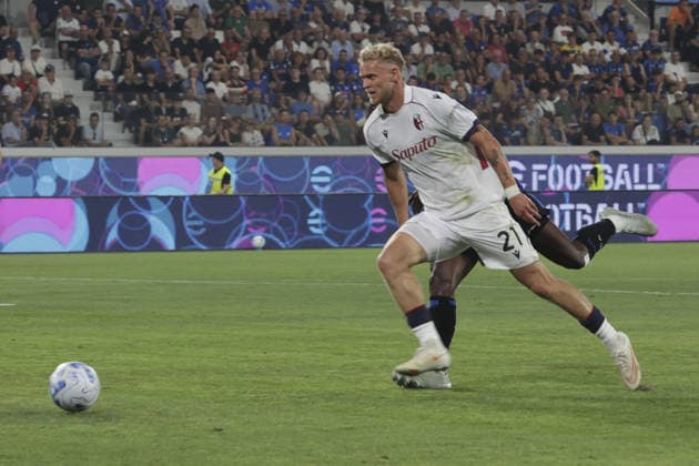 IPA87981817 - Jens Odgaard of Bologna FC battles for the ball with Odilon Kossounou of Atalanta BC during the Atalanta BC vs. Bologna BFC game, the 2nd match of the 2026-27 Enilive Serie A season at New Balance Arena in Bergamo (BG), Italy, on August 31, 2026.  Copyright: xDavidexCasentini IPAxSportx xx 87981817