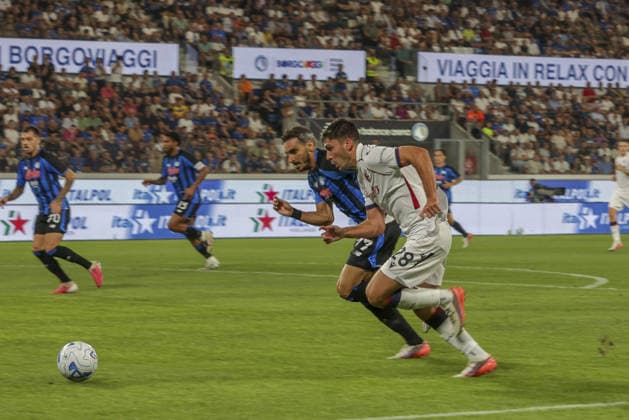 IPA87981825 - Nicolo Cambiaghi of Bologna FC competes for the ball with Davide Zappacosta of Atalanta BC. during the Atalanta BC vs. Bologna BFC game in the 2nd round of the 2026-27 Serie A Enilive season at the New Balance Arena in Bergamo (BG), Italy, on August 31, 2026.  Copyright: xDavidexCasentini IPAxSportx xx 87981825